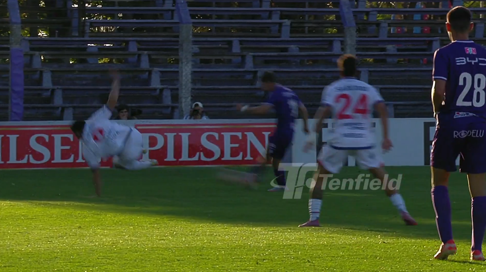 La otra toma de la falta de Maxi Gómez contra Lucas Agazzi