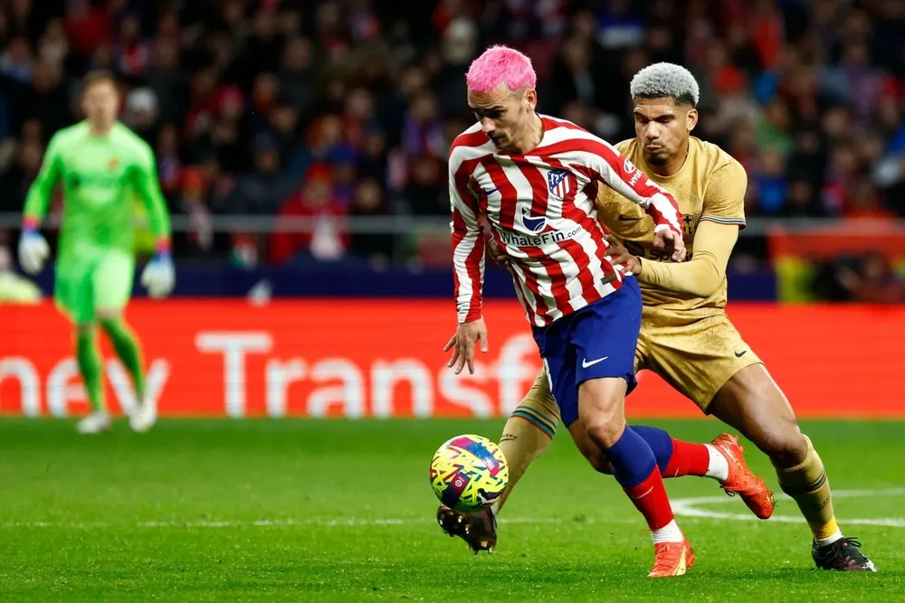 Griezmann en el Atlético, marcado por Ronald Araujo