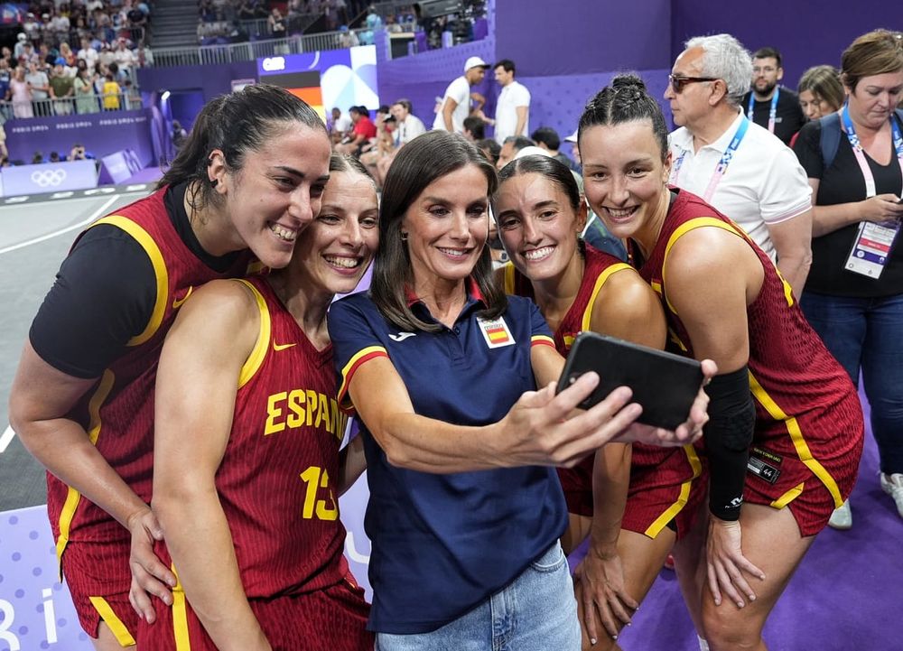 La reina Letizia junto a jugadoras de la selección en baloncesto 3x3 tras la victoria ante Canadá