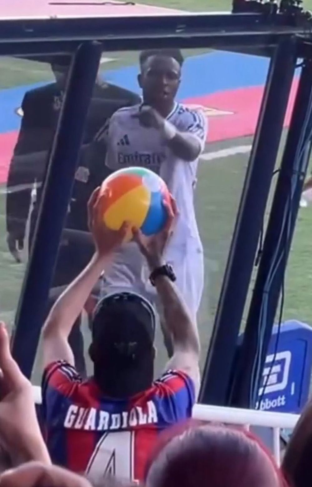 La broma a Vinícius Jr. con la pelota de playa La broma a Vinícius Jr. con la pelota de playa