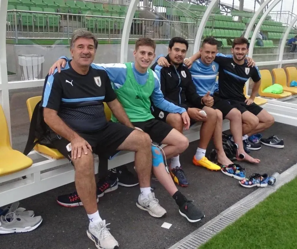 Los lesionados y los manosantas: Waller y Amaral con el médico García y los kinesiólogos