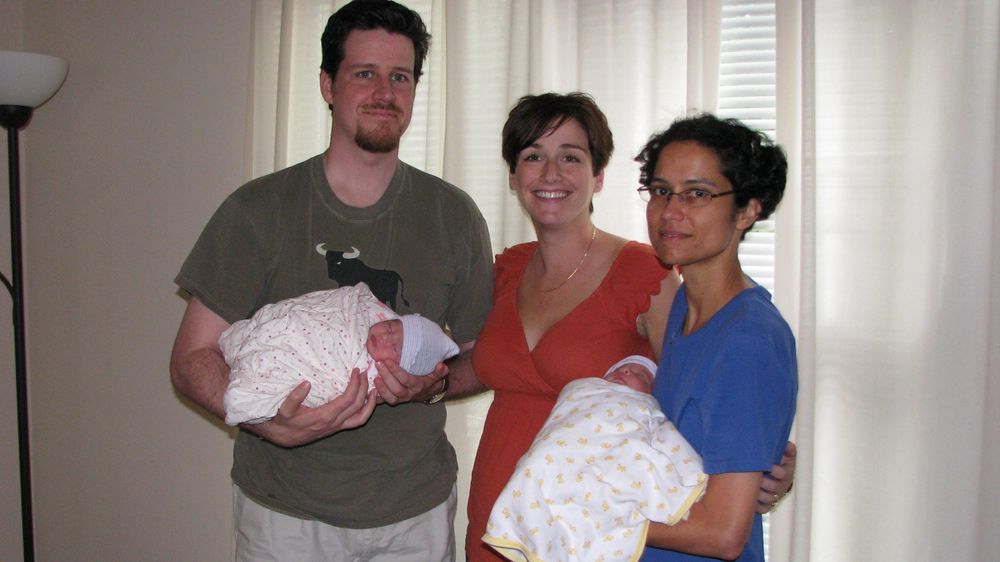 Rachel (centro) les ofreció a Mark y Tina ser la madre subrogada de sus hijos el mismo año que se conocieron.