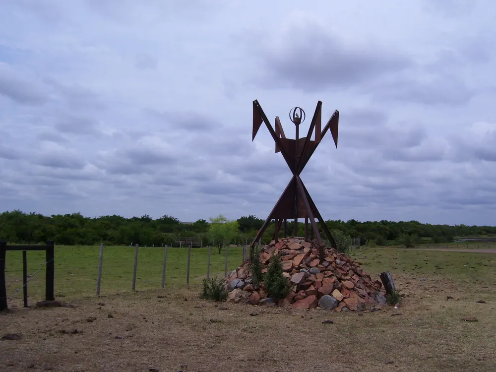 El monumento recuerda la matanza de charrúas a orillas del arroyo Salsipuedes, afluente del Río Negro, el 11 de abril de 1831 por parte de tropas gubernamentales al mando de Fructuoso Rivera