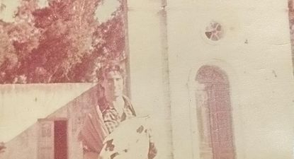 Daniel Andregnette frente a la capilla de El Cordobés junto al cráneo de Banana (Foto cedida por Walter Viña)
