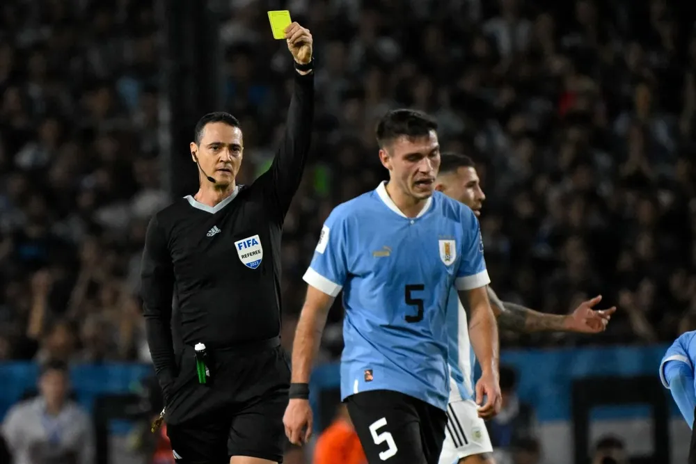 La amarilla que recibió Ugarte contra Argentina
