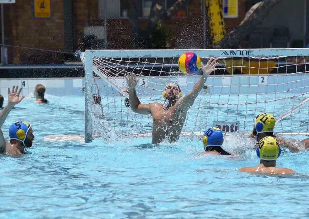 Marcos Fernández en plena acción en el waterpolo australiano