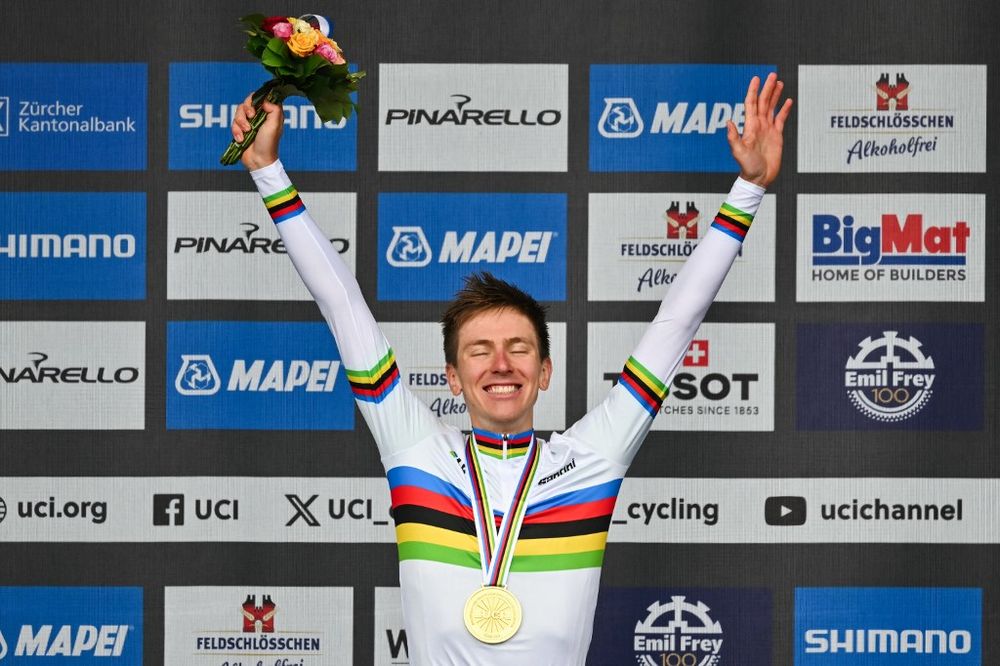 Tadej Pogacar con la malla de campeón del mundo UCI