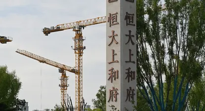 Acciones del gigante inmobiliario chino Evergrande cayeron fuertemente al regresar el jueves a la Bolsa de Hong Kong.