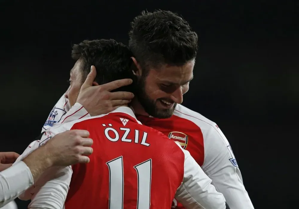 Mesut Özil y Olivier Giroud festejando con Arsenal