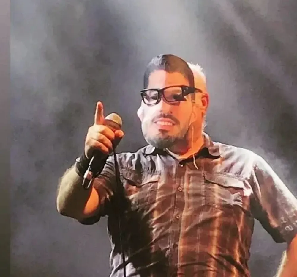 Guillermo Peluffo con la máscara de Luis Suárez