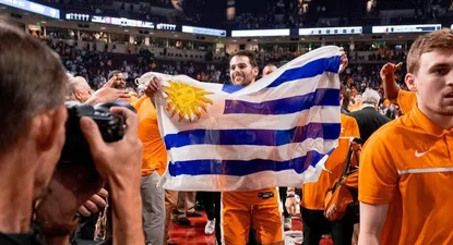 Santiago Vescovi festeja el título con la bandera uruguaya