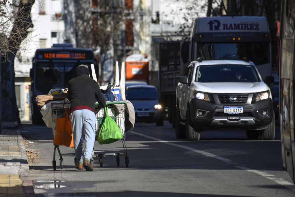 20250625 Gente en situación, en condición de calle, gente durmiendo en la calle, un hombre llevando con carritos sus pertenencias por la calle