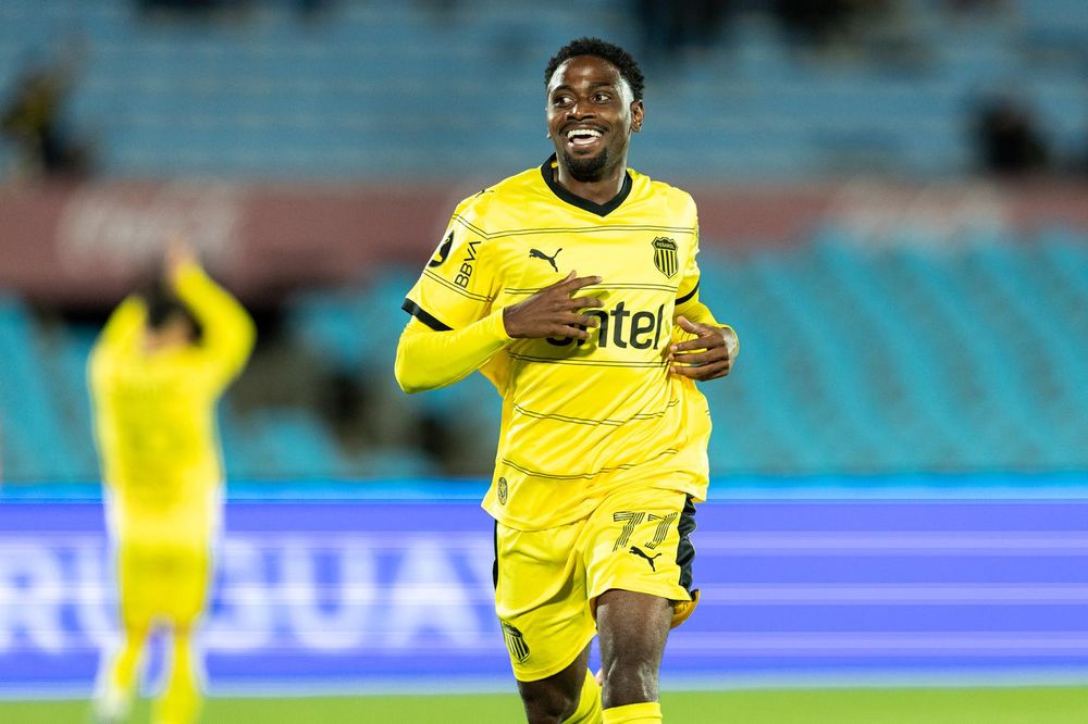 Luis Angulo celebra uno de sus goles contra Progreso