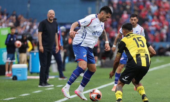 Maximiliano Gómez de Nacional ante Maximiliano Olivera de Peñarol por la final de la Liga AUF Uruguaya