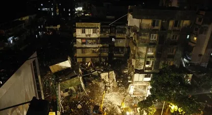 India- Rescatistas trabajan en el lugar en el que un edificio residencial colapsó en Mumbai