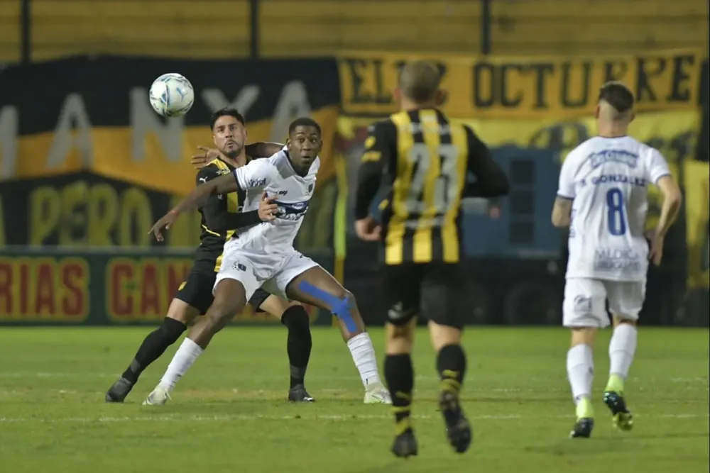 Gonzalo Carneiro frente a Peñarol