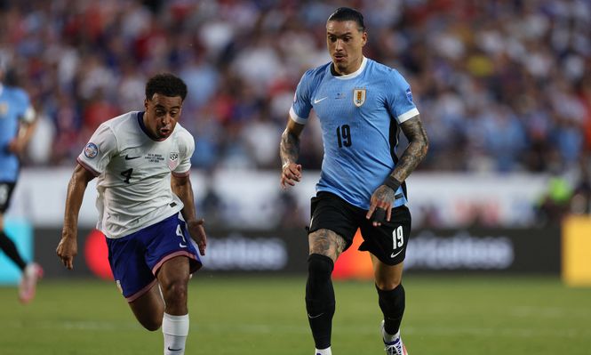 Darwin Núñez de la selección de Uruguay y Tyler Adams