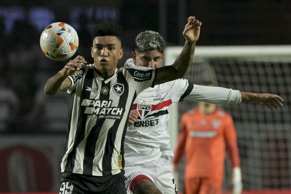 El delantero de Botafogo, Igor Jesus, y el defensa argentino de Sao Paulo, Alan Franco &nbsp;
