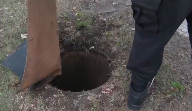 El pozo en Aires Puros donde cayó la niña. Captura de Telenoche