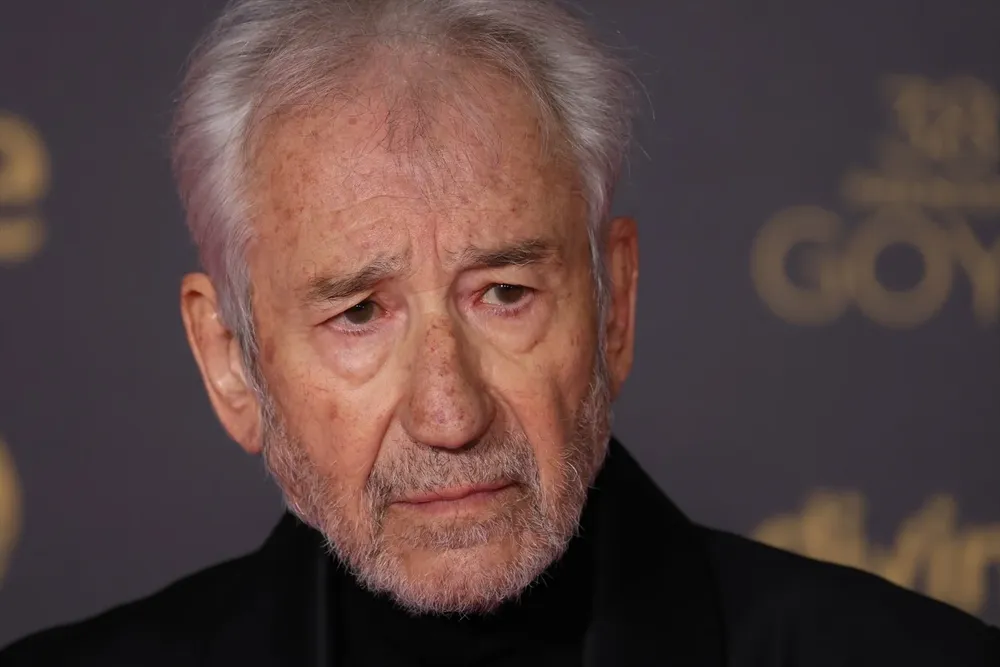 El actor José Sacristán posa en la alfombra rosa previa a la gala de la 38 edición de los Premios Goya.