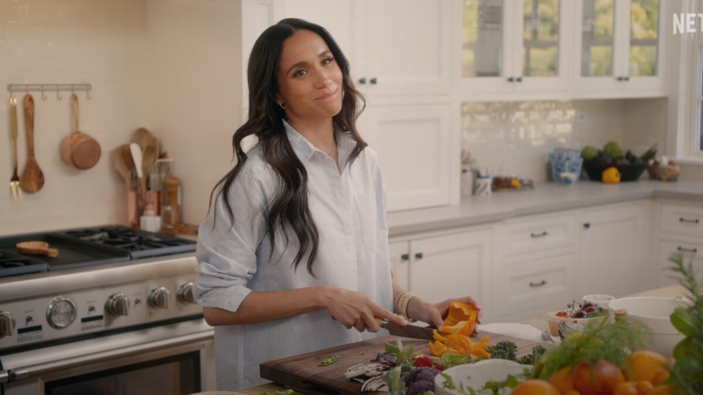 Meghan Markle cocinando en su nueva serie, With love, Meghan.