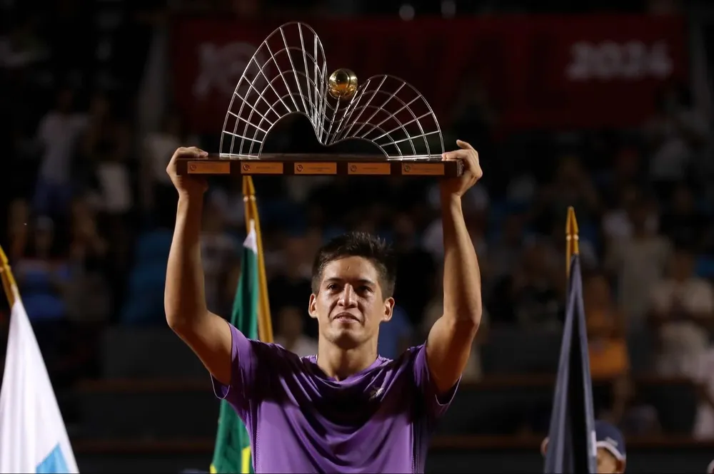 El tenista argentino Sebastián Báez celebra tras ganar la final del último torneo Rio Open ATP 500