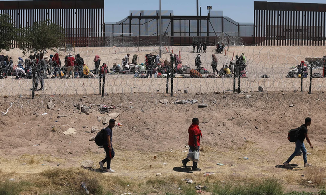 Migrantes en El Paso después de cruzar desde México