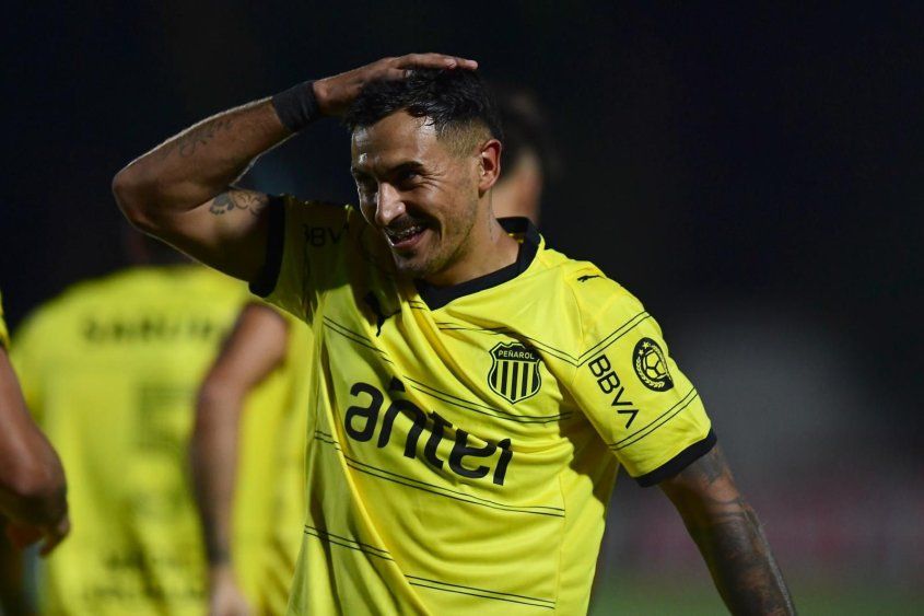 Eduardo Darias festeja el 1-0 de Peñarol ante Boston River