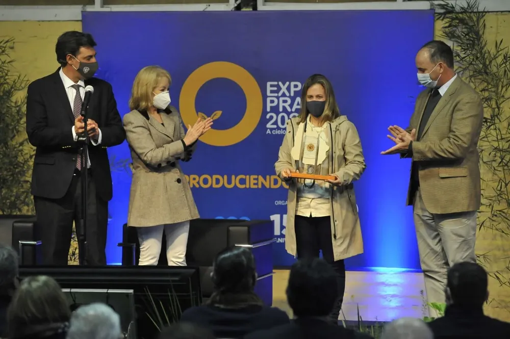 El momento de la distinción a Sofía Tedesco.