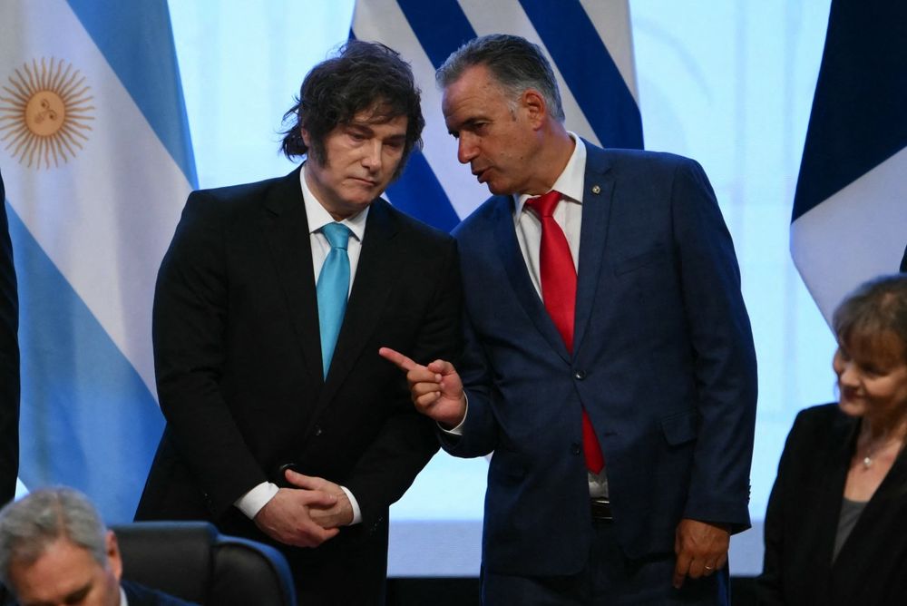 Los presidentes Javier Milei y Yamandú Orsi en Asunción en enero de este año