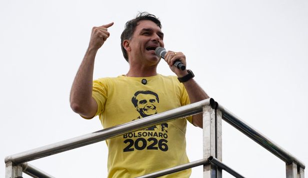 Flávio Bolsonaro en un acto a favor de su padre