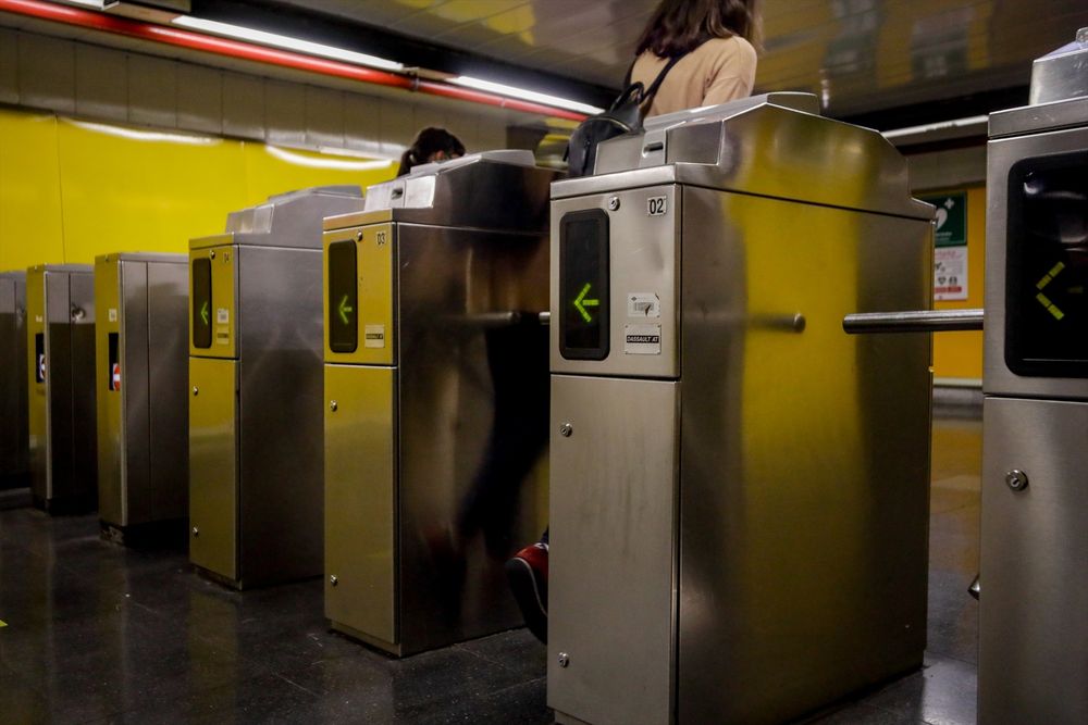 EuropaPress_3331917_dos_personas_pasan_tornos_entrada_metro_ciudad_lineal_madrid_espana_21