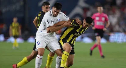 Maximiliano Gómez de Nacional ante Lucas Ferreira de Peñarol por el Torneo Apertura