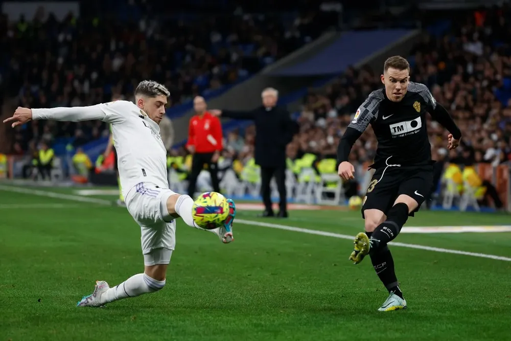 Carlos Clerc interceptado por Fede Valverde