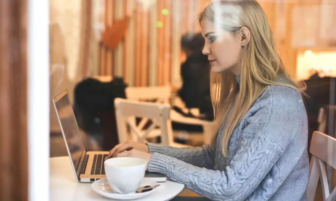 Las profesiones en tecnologías de la información y la comunicación (TIC) están especialmente demandadas.