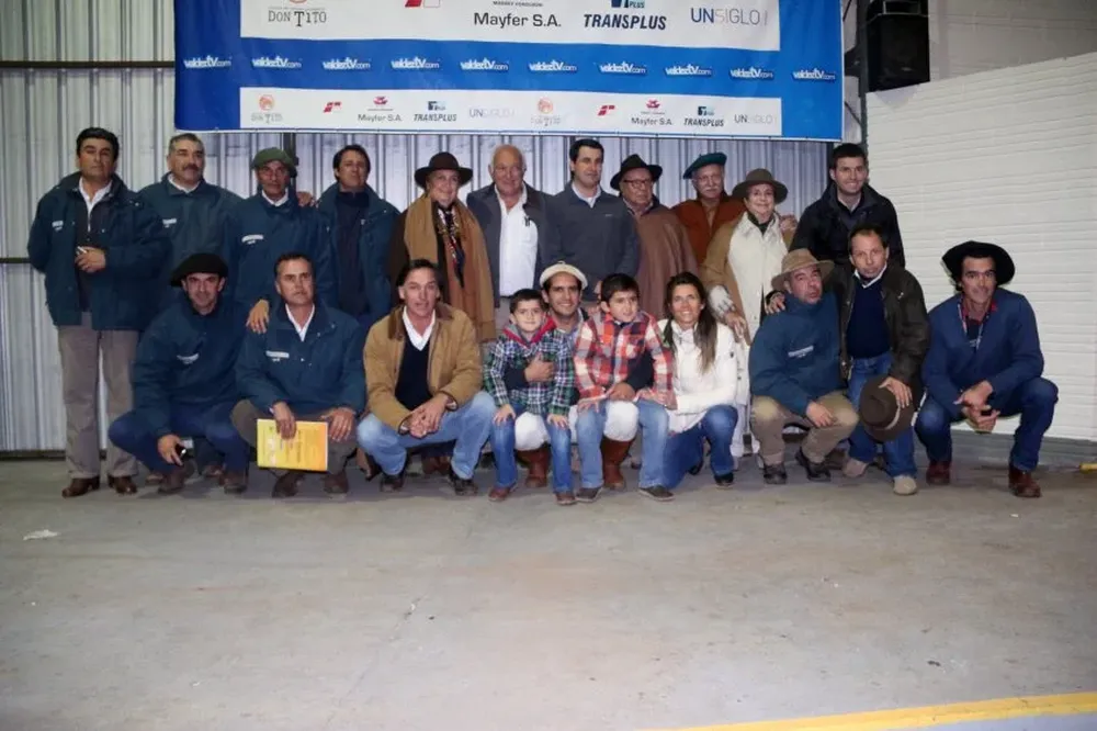La familia Fernández con el equipo de Valdez y Cía