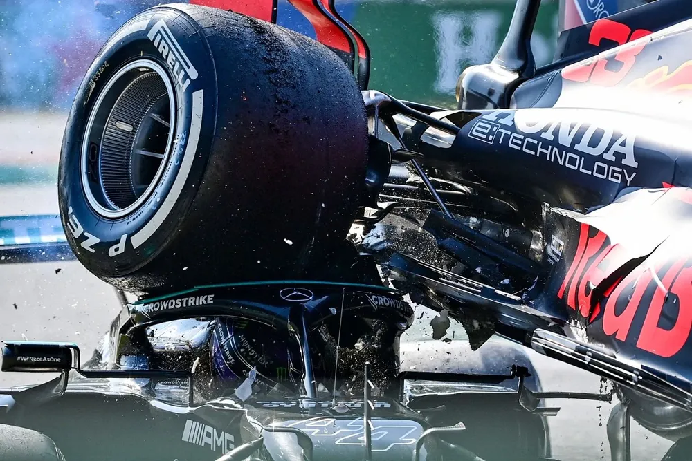 La rueda trasera derecha del auto de Verstappen le pasó por encima de la cabeza a Lewis Hamilton