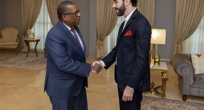 El subsecretario Brian Nichols saluda al presidente de El Salvador al llegar al país para una visita de dos días