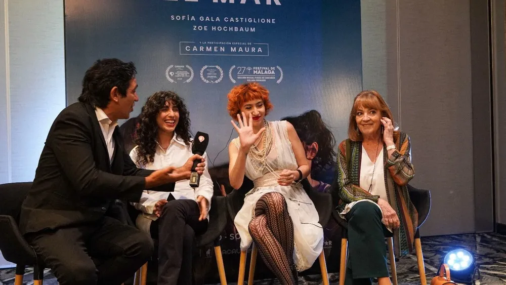 Zoe Hochbaum, Sofía Gala Castiglione y Carmen Maura, en la presentación de Como el mar, la película que llega a los cines argentinos este jueves