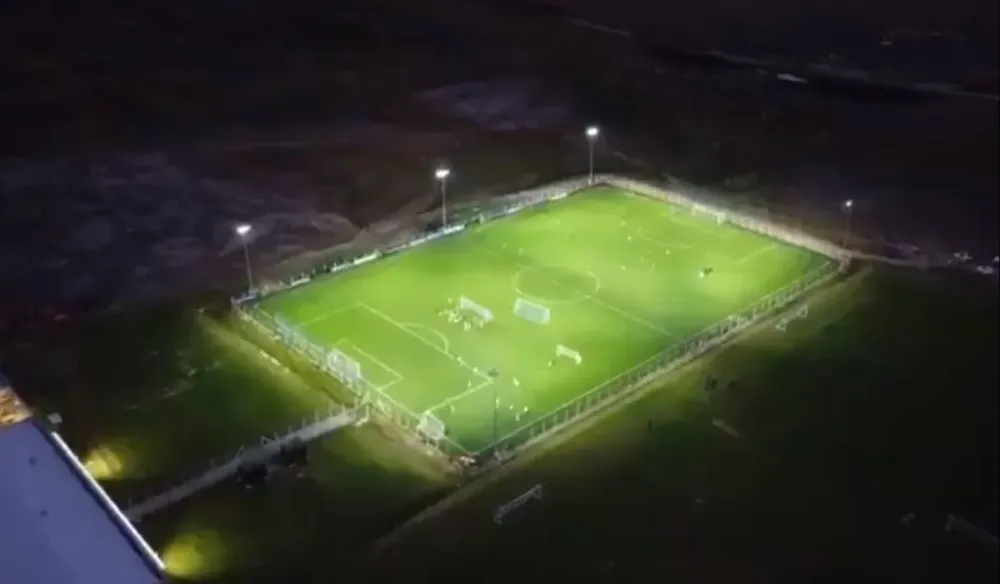 Vista aérea de la cancha iluminada