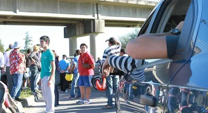 Vendedores cortan el puente Salto-Concordia