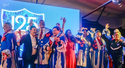 Alejandro Balbi y dirigentes tricolores con Los del Parque en la Gala Gigante de Nacional
