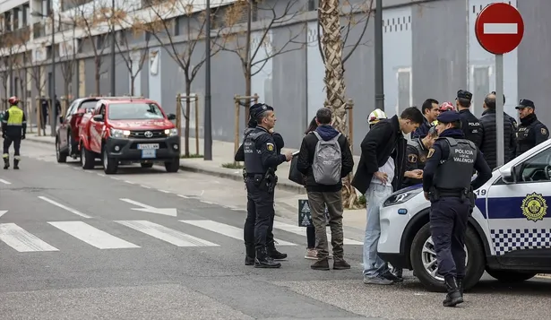 Policías trabajan en el incendio de los edificios de Campanar.