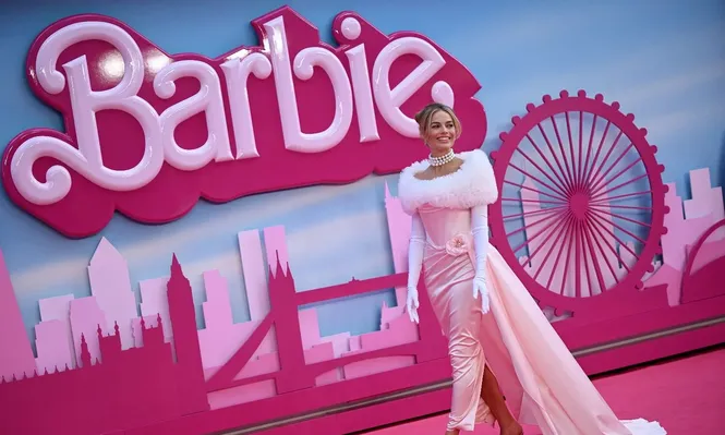 La actriz Margot Robbie en la carpeta rosada por el estreno europeo de Barbie en Londres