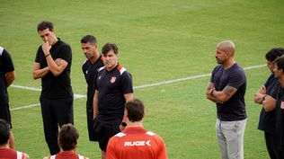 Alexander Medina junto a Juan Sebastián Verón en su presentación en Estudiantes