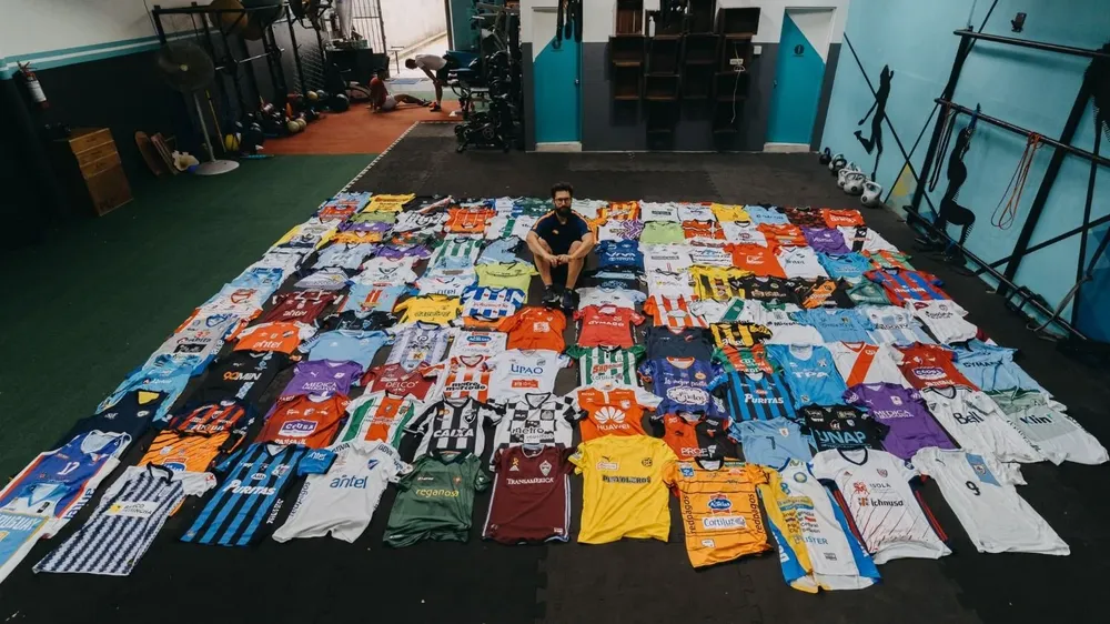 El profe Gonzalo García con parte de su clección de camisetas que fue robada