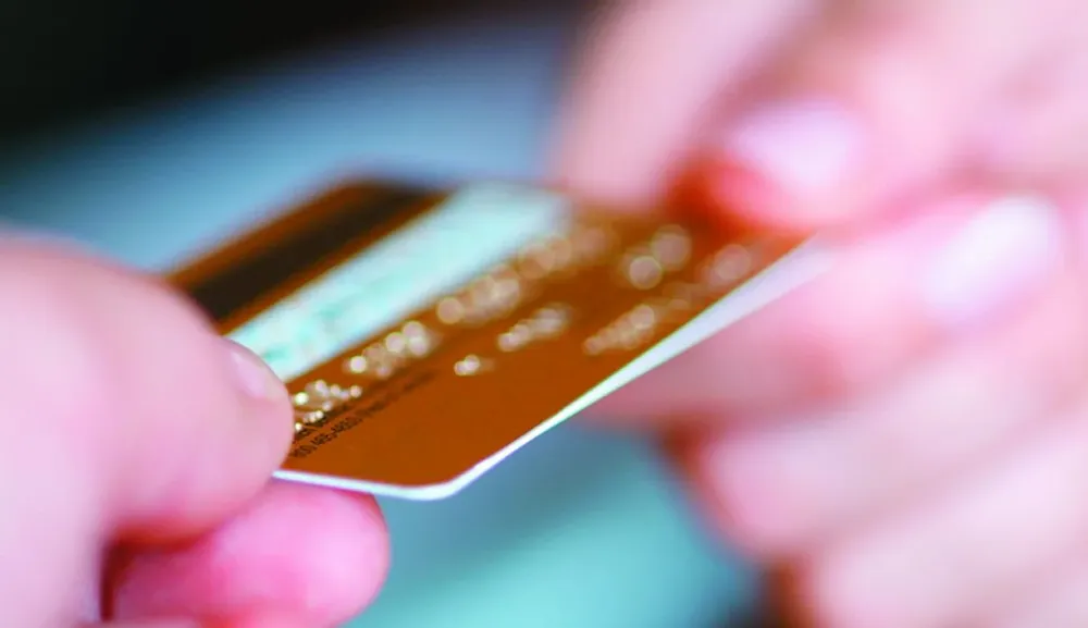 Los uruguayos consumen cada vez más y pagan con plástico