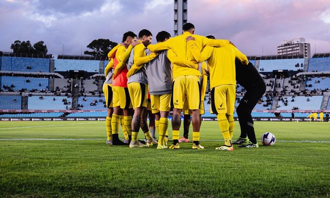 Parte del plantel de Peñarol en la previa del partido contra Progreso