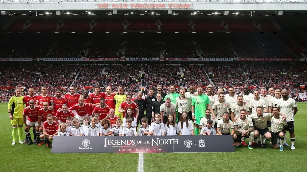 Las Leyendas del Norte, de Manchester United y Liverpool, posaron antes del partido al que no pudo llegar Diego Forlán