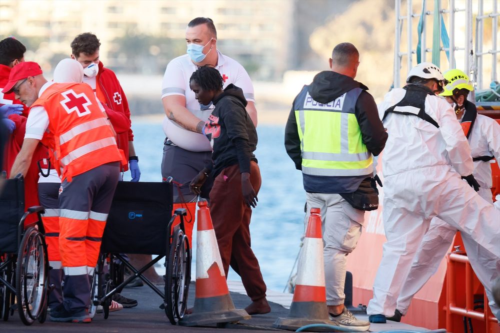 Varios migrantes son rescatados y trasladados por Salvamento Marítimo al puerto de Arguineguín, a 15 de enero de 2026, en Gran Canaria, Canarias.